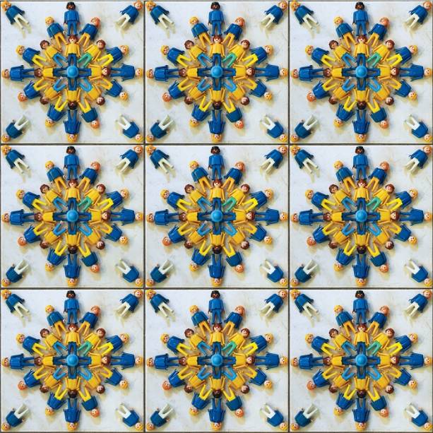 Parede lúdica: artista mineiro cria azulejo de Playmobil