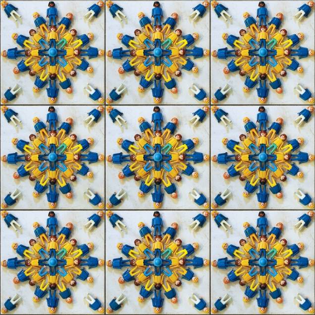 Parede lúdica: artista mineiro cria azulejo de Playmobil Parede lúdica: artista mineiro cria azulejo de Playmobil
