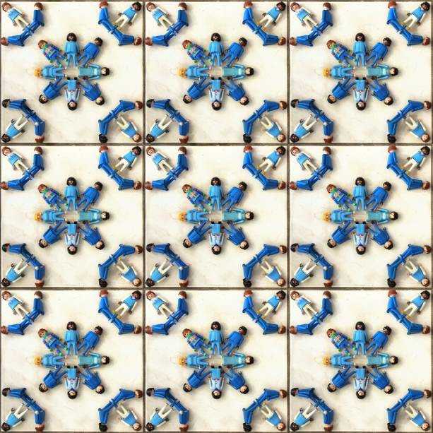 Parede lúdica: artista mineiro cria azulejo de Playmobil