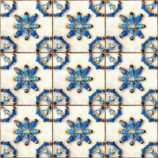 Parede lúdica: artista mineiro cria azulejo de Playmobil Parede lúdica: artista mineiro cria azulejo de Playmobil