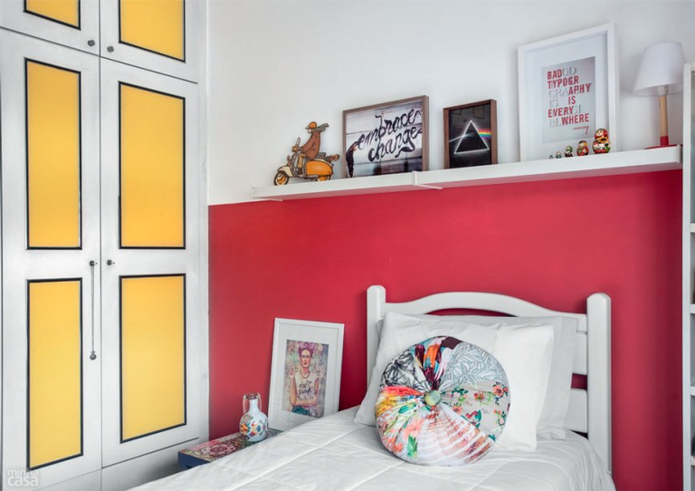 paredes-e-moveis-coloridos-renovam-quarto-de-moca-031