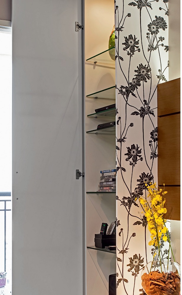 Paredes pretas e estampadas sao o destaque deste ape de 63 m² estar