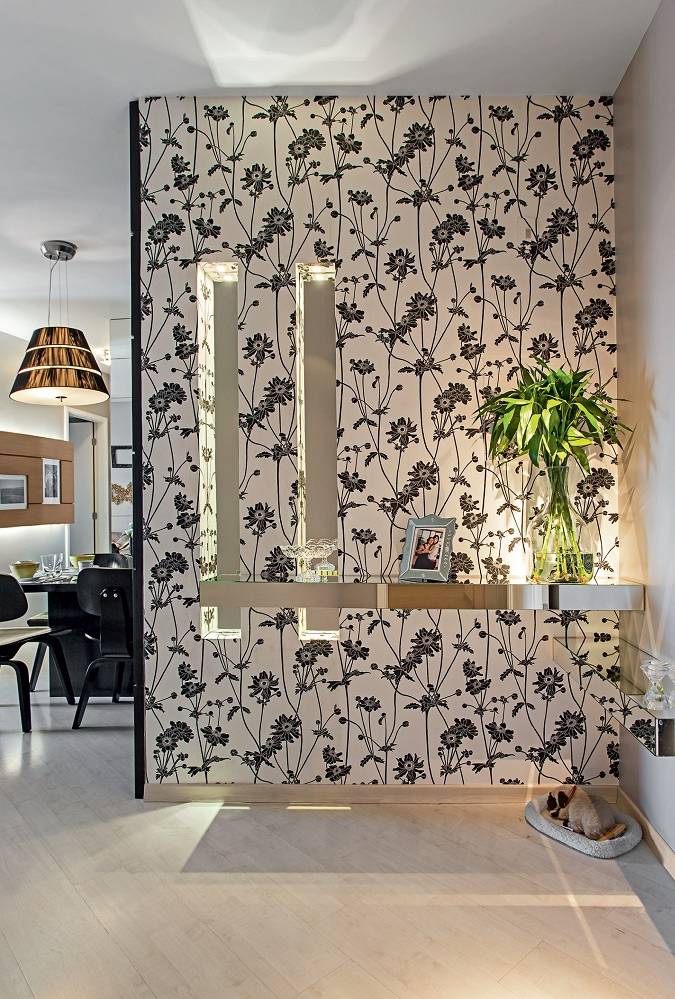 Paredes pretas e estampadas sao o destaque deste ape de 63 m² jantar2