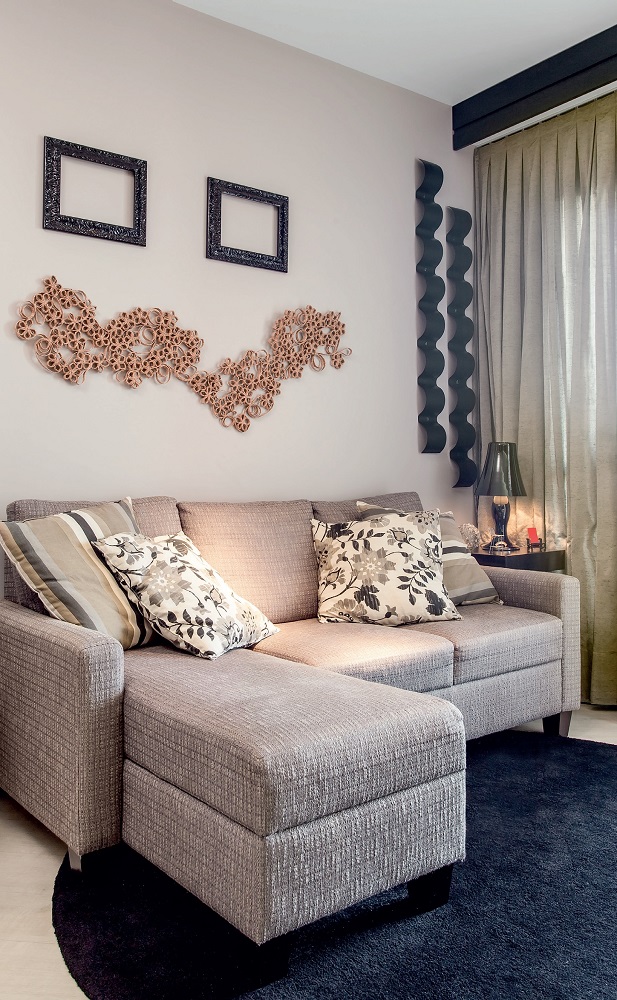 Paredes pretas e estampadas sao o destaque deste ape de 63 m² sala