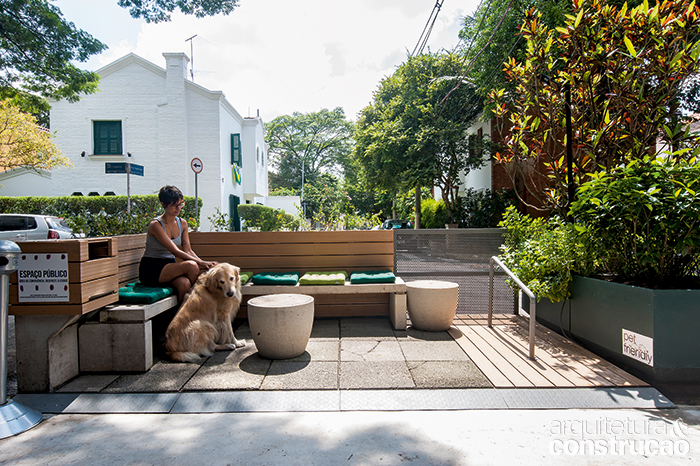 Os arquitetos Thiago Giusti e Eduardo Dornelas, do A8 Arquitetura, levaram ao pé da letra a ideia de minipraça ao desenhar este parklet com meros 5 m de extensão. O piso drenante (Solarium) e os bancos de concreto (NeoRex) asseguram o viés ecológico e permitem a permanência de pets. O paisagismo é de Alexandre Galhego.