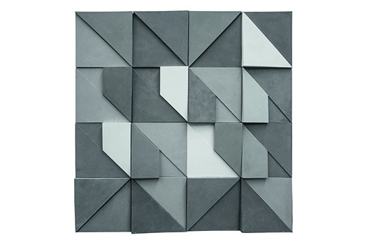 No revestimento Poly 2, da Gauss, a designer Carol Gay sobrepõe trapézios, quadrados e triângulos, compondodiferentes padrões. Há quatro nuances de cinza e medidas a partir de 10 x 20 cm.