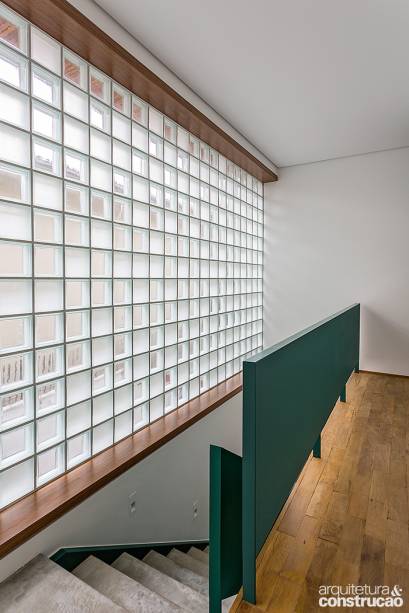 Diante do vizinho, uma das laterais da casa ganhou tijolos de vidro de 8 x 19 x 19 cm (2s Glass Block). Essas peças, ora foscas, ora transparentes, garantem privacidade ao pavimento superior.