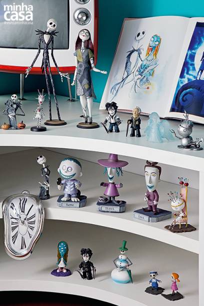 A apresentadora, famosa por seus cabelos coloridos, não elegeria um ídolo menos excêntrico do que o americano Tim Burton, diretor de filmes como Edward mãos de tesoura (1990) e A noiva cadáver (2005) – e cuja obra é tema de uma exposição que fica em cartaz no Museu da Imagem e do Som (MIS), em São Paulo, até o dia 15 de maio. De tão apaixonada, foi natural que MariMoon começasse a juntar toys, livros, DVDs e outros objetos. Para abrigá-los em seu apê na capital paulista, desenhou um rack com três extensas prateleiras, encomendadas a um marceneiro. “Fiz questão de que a peça fosse o destaque da sala, onde recebo os amigos”, diz.