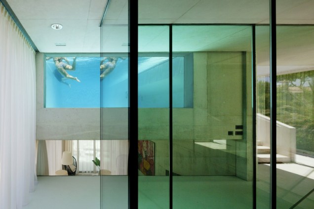 Através da parede de vidro e do piso da piscina, reflexos turquesa irradiam por toda a construção. Ela pode ser vista a partir de quase todas as áreas da casa, como um grande aquário.