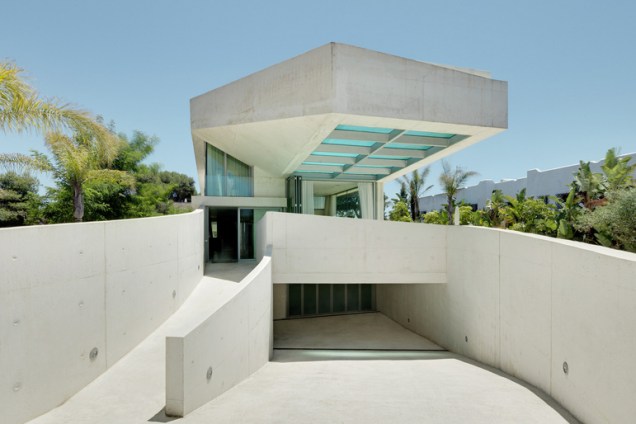 Também em Marbella, na Espanha, a casa apelidada de “Jellyfish House” acomoda a piscina na cobertura. Criação do escritório Wiel Arets Architects (WAA)