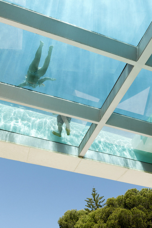 A caixa de vidro em balanço transparece nos andares inferiores da Jellyfish House.