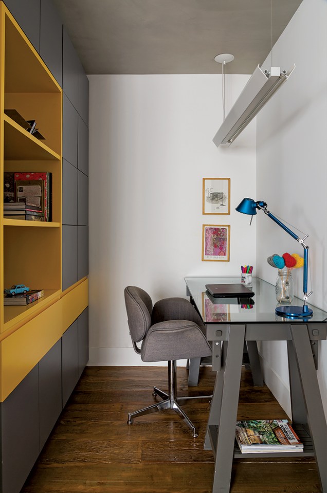 Com mesa de trabalho e estante embutida, o home office ocupa os 3,50 m² do antigo quarto de empregada.