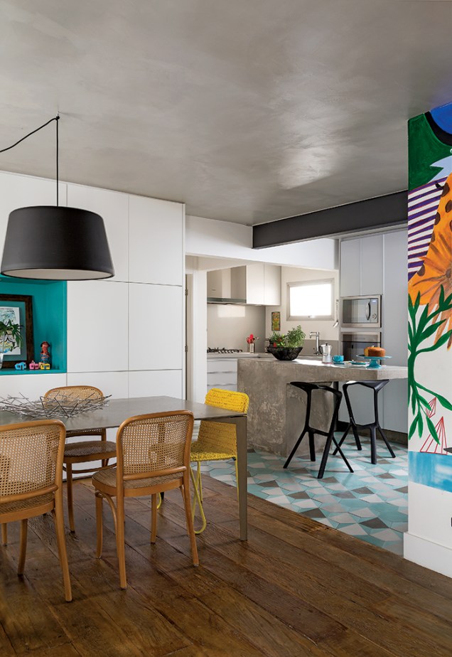 A cozinha é um chamariz, o elemento principal deste projeto, e seu piso foi pensado como um tapete, diz Julliana Camargo, arquiteta.