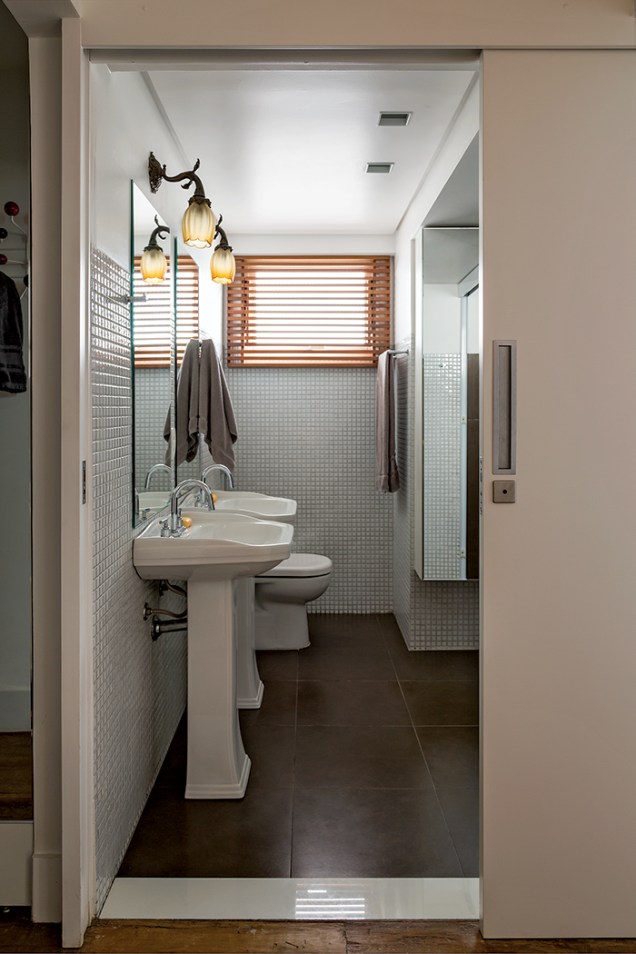 As cubas com coluna (modelo Oxford, da Deca) e o revestimento de pastilhas (Cerâmica Atlas) emprestam ao banheiro o ar retrô apreciado pelos moradores.