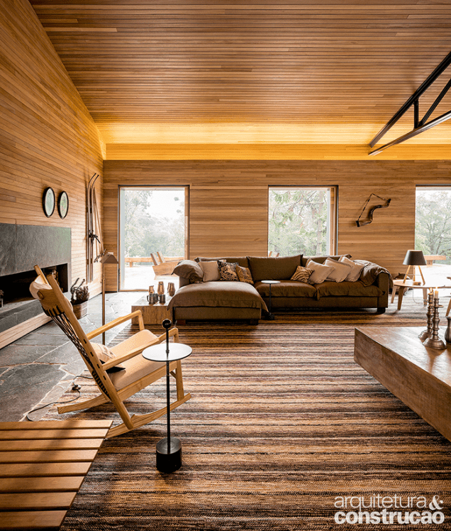 A todo momento, avista-se o exterior, graças às aberturas fechadas com portas de correr. Lá fora, o deck conecta os espaços e cria um solário para uso no verão. A todo momento, avista-se o exterior, graças às aberturas fechadas com portas de correr. Lá fora, o deck conecta os espaços e cria um solário para uso no verão.