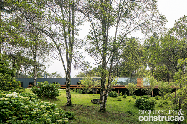 Para agilizar a obra, a arquitetura se valeu de soluções industrializadas, caso da estrutura metálica de steel frame. Por fora, a fachada exibe fechamento de telha metálica ondulada (Perflor). Para agilizar a obra, a arquitetura se valeu de soluções industrializadas, caso da estrutura metálica de steel frame. Por fora, a fachada exibe fechamento de telha metálica ondulada (Perflor).