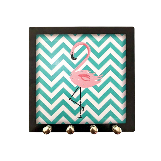 5. Porta-chaves Flamingo (14,5 x 1,5 x 14,5 cm), de MDF, da Encaixo. Shoptime, R$ 19,90