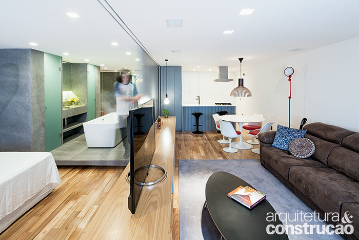 Portas de correr trouxeram flexibilidade para este apê de 65m²