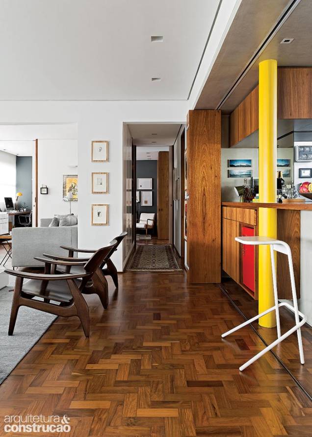 Da sala de estar, é fácil notar o caráter integrado do imóvel, que tem o piso da área social e íntima coberto por tacos de peroba-rosa restaurados. O forro de gesso foi unificado a 2,60 m de altura. Da sala de estar, é fácil notar o caráter integrado do imóvel, que tem o piso da área social e íntima coberto por tacos de peroba-rosa restaurados. O forro de gesso foi unificado a 2,60 m de altura.