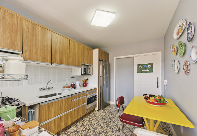 O talento culinário de Léia Cook não é o único motivo pelo qual as visitas sempre acabam se amontoando na cozinha de seu apartamento, em Florianópolis – o ambiente é puro aconchego! O talento culinário de Léia Cook não é o único motivo pelo qual as visitas sempre acabam se amontoando na cozinha de seu apartamento, em Florianópolis – o ambiente é puro aconchego!