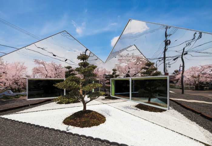 Invejoso do esplendor das cerejeiras no subúrbio de Gifu, Japão, o café Mirrors, do estúdio Bandesign, toma emprestado o re exo das  ores com sua fachada espelhada. As duas alas independentes também olham para o pé de camélias, ao centro. “A ideia era tirar máxima vantagem do entorno”, revela o arquiteto responsável, Hisanori Ban.