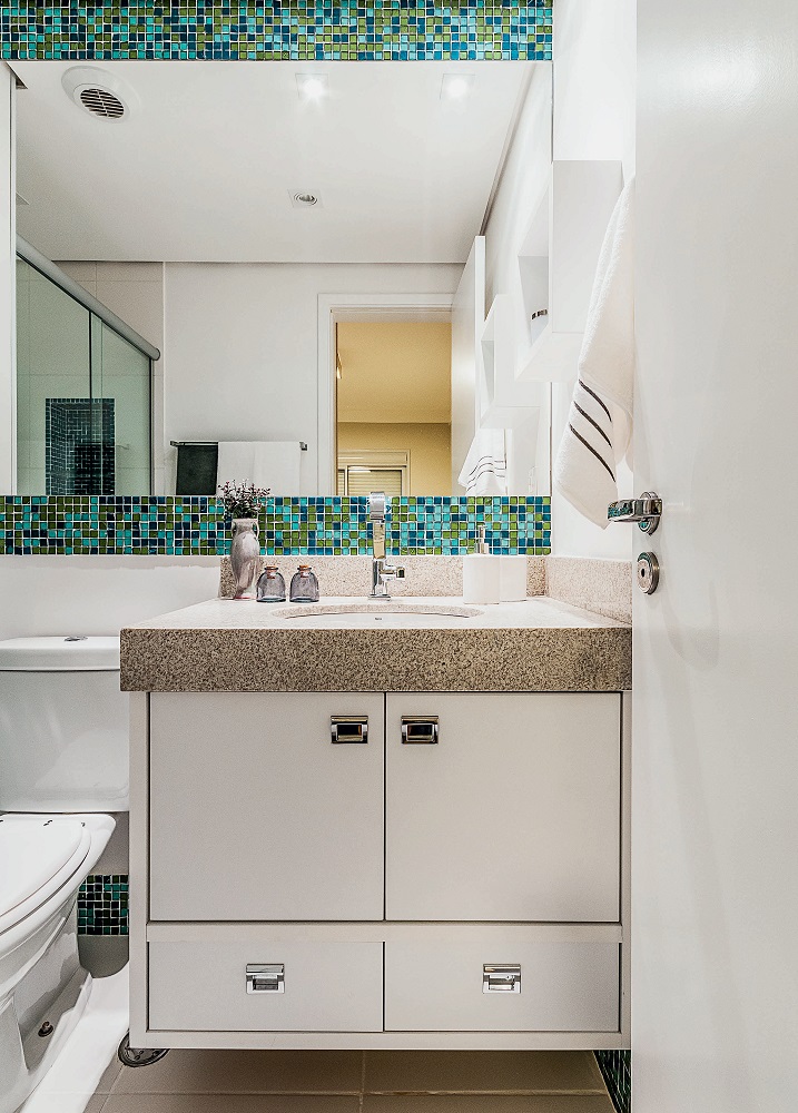 Projeto de apartamento aposta em elementos neutros e elegantes banheiro