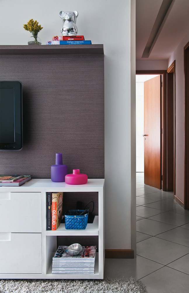 Projeto de apartamento aposta em marcenaria planejada painel tv