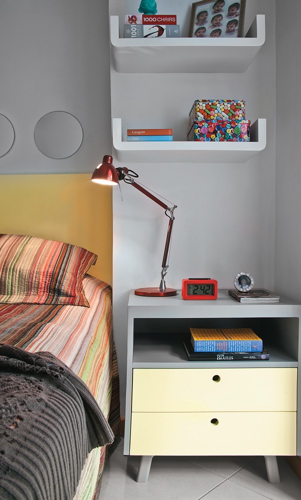 Projeto de apartamento aposta em marcenaria planejada quarto