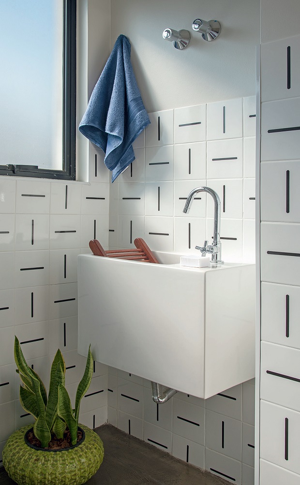 <span>Na lavanderia, chamam a atenção os azulejos com estampa discreta, porém marcante, que cobrem o trecho sobre a pia.). A fim de criar continuidade visual, o mesmo revestimento foi aplicado na cozinha. Projeto do designer de interiores Gabriel Valdivieso.</span> <span>Na lavanderia, chamam a atenção os azulejos com estampa discreta, porém marcante, que cobrem o trecho sobre a pia.). A fim de criar continuidade visual, o mesmo revestimento foi aplicado na cozinha. Projeto do designer de interiores Gabriel Valdivieso.</span>