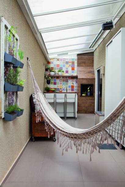 <span>O clima ensolarado – conquistado graças à cobertura de policarbonato – combina com o mosaico de azulejos de segunda mão (Casa dos Azulejos).</span> <span>O clima ensolarado – conquistado graças à cobertura de policarbonato – combina com o mosaico de azulejos de segunda mão (Casa dos Azulejos).</span>