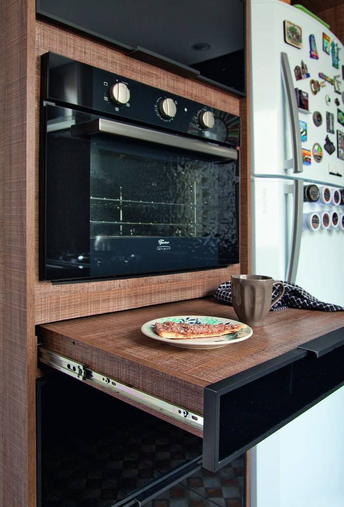 Projeto de sobrado aposta em combinação de estilos na decoração cozinha bancada