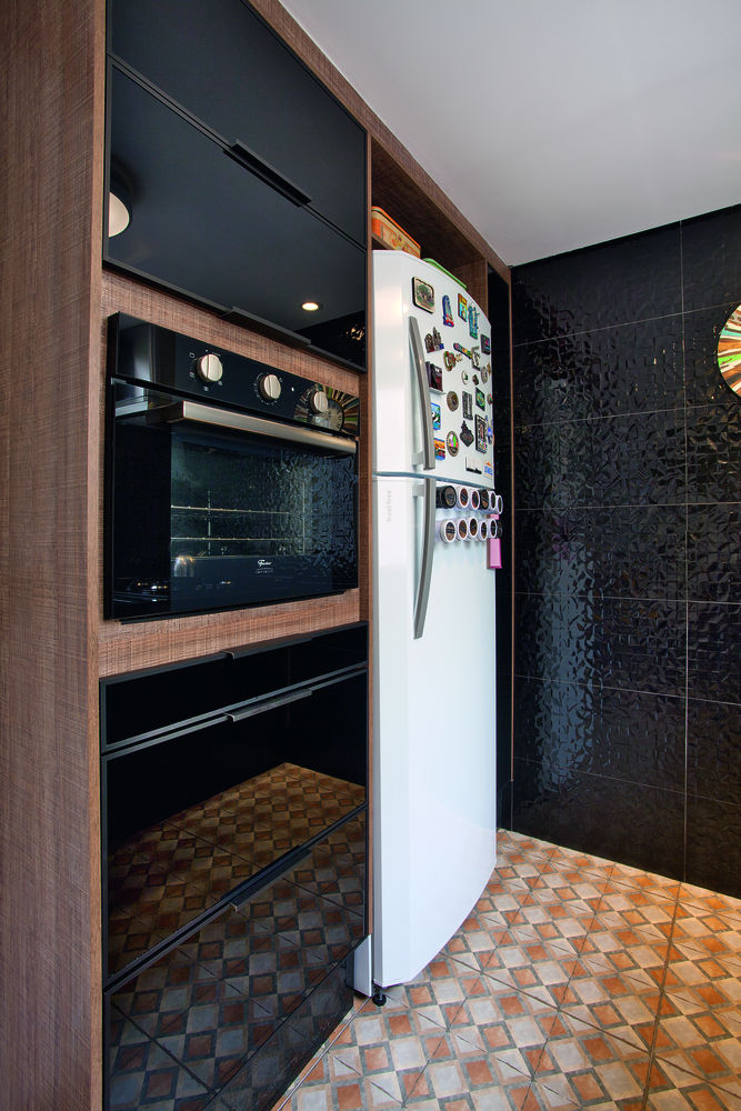 Projeto de sobrado aposta em combinação de estilos na decoração cozinha
