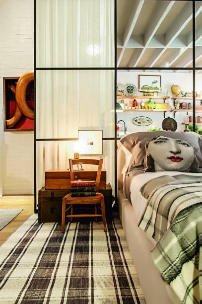 Todos os ambientes são integrados no Loft no Campo, assinado pela designer de interiores Paola Ribeiro, como dá para perceber no reflexo do painel espelhado atrás da cama. Ao lado dela, dois baús antigos fazem as vezes de mesinha e ainda ganham o reforço de uma cadeira rústica. Todos os ambientes são integrados no Loft no Campo, assinado pela designer de interiores Paola Ribeiro, como dá para perceber no reflexo do painel espelhado atrás da cama. Ao lado dela, dois baús antigos fazem as vezes de mesinha e ainda ganham o reforço de uma cadeira rústica.