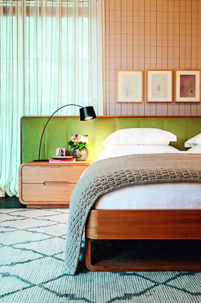 Elegância e tranquilidade convivem harmoniosamente no quarto projetado pela designer de interiores Marina Linhares para o Espaço Deca. Repare que as linhas arredondadas da mesinha de cabeceira se repetem nos adornos, como o vaso e a luminária, e também nos demais móveis, criando um cenário acolhedor. Elegância e tranquilidade convivem harmoniosamente no quarto projetado pela designer de interiores Marina Linhares para o Espaço Deca. Repare que as linhas arredondadas da mesinha de cabeceira se repetem nos adornos, como o vaso e a luminária, e também nos demais móveis, criando um cenário acolhedor.