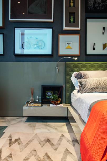 Inspirada nas ideias de funcionalidade da escola alemã Bauhaus de arquitetura e design, a designer de interiores
Jóia Bergamo projetou a Casa Conceito. No quarto, a mesinha de cabeceira resume bem a proposta inteligente e minimalista com um prolongamento da estrutura da cama servindo de apoio. Inspirada nas ideias de funcionalidade da escola alemã Bauhaus de arquitetura e design, a designer de interiores
Jóia Bergamo projetou a Casa Conceito. No quarto, a mesinha de cabeceira resume bem a proposta inteligente e minimalista com um prolongamento da estrutura da cama servindo de apoio.