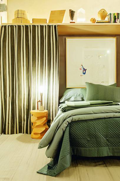 A Casa Sustentável foi projetada com sistemas de baixo impacto ambiental pelos arquitetos Caio Dotto e Rodrigo Mindlin Loeb e o engenheiro Luiz Henrique Ferreira, da consultoria Inovatech. No quarto, a ambientação de Zizi Carderari destaca armários de pínus e, no lugar da mesinha, um banco escultural, tudo assinado pelo arquiteto e designer Paulo Alves. A Casa Sustentável foi projetada com sistemas de baixo impacto ambiental pelos arquitetos Caio Dotto e Rodrigo Mindlin Loeb e o engenheiro Luiz Henrique Ferreira, da consultoria Inovatech. No quarto, a ambientação de Zizi Carderari destaca armários de pínus e, no lugar da mesinha, um banco escultural, tudo assinado pelo arquiteto e designer Paulo Alves.