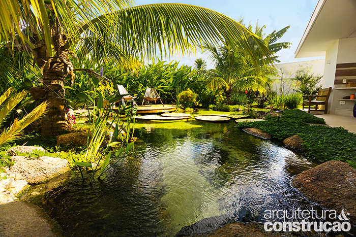 Em oito dias, a Genesis Ecossistemas criou um lago de 60 m² com deck, que aproximou a área externa do espaço gourmet de uma residência em Campinas, SP