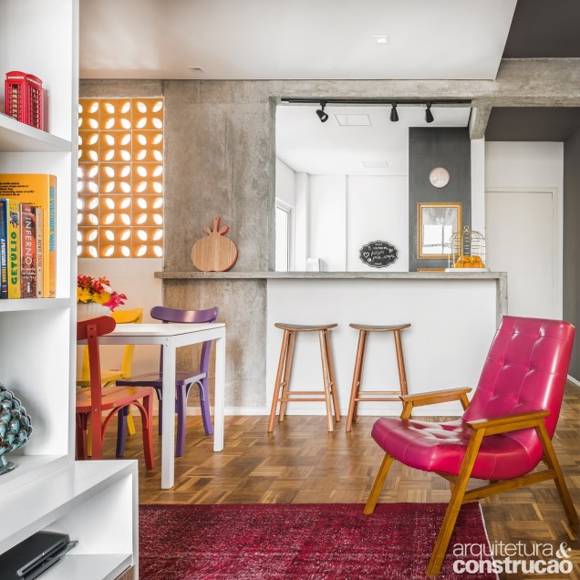 No projeto da Tria Arquitetura (Sarah Bonanno e Marina Cardoso de Almeida) , cobogós de louça esmaltada trazem luz e cor para a cozinha e a sala de jantar.
