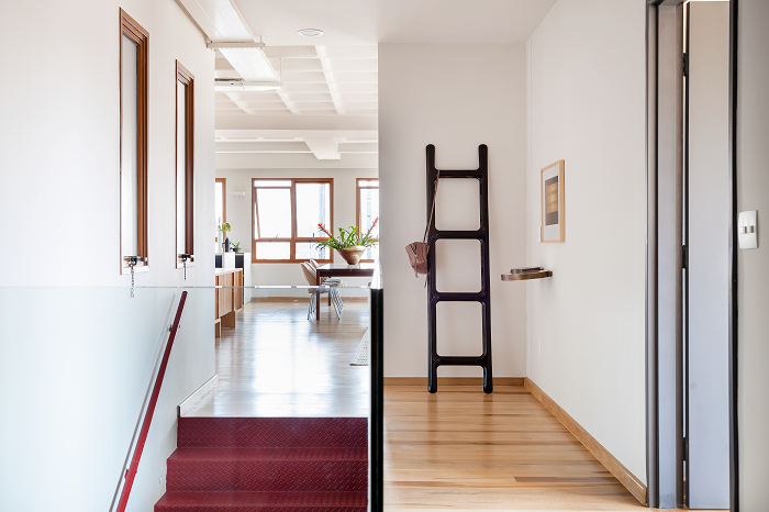 pura-inspiracao-escada-vermelha-e-destaque-em-ape-de-base-neutra-01
