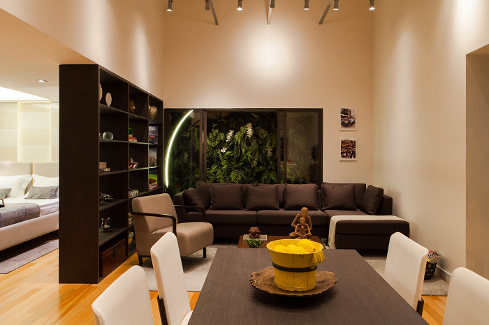 pura-inspiracao-loft-com-ar-italiano-e-dividido-so-por-estantes-021
