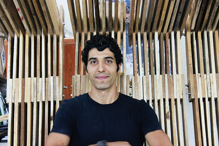 Há 12 anos, Rodrigo Simão, de Petrópolis, RJ, experimentou criar seu primeiro móvel, reaproveitando paletes. “Desde então, me vi entusiasmado pela possibilidade de dar novo destino a materiais reservados ao lixo, já que disponho de muito resíduo das minhas obras”, conta ele, que tem na arquitetura e na construção suas principais atividades. “Considero o design o aprofundamento do ofício. Gosto especialmente de desenhar luminárias e mesas de jantar”. Material preferido? A madeira. “Temos aqui no Brasil algumas das melhores espécies do mundo”.