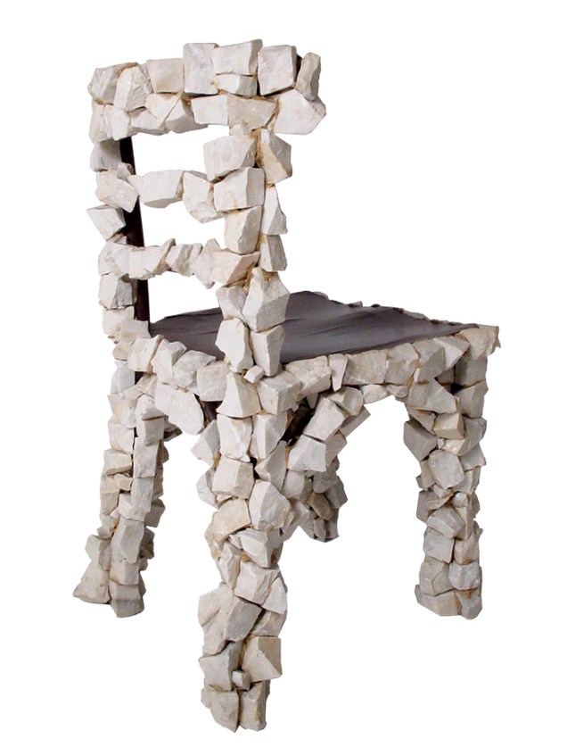 Cadeira A Coisa Portuguesa: pedras descartadas em uma obra do escritório foram reaproveitadas no contorno da peça de 40 x 75 cm.