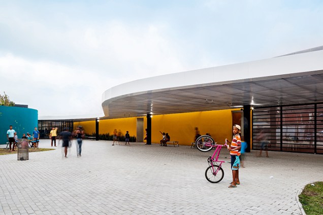 A cobertura curva do Espaço Alana, no Jardim Pantanal, em São Paulo. Concluído em 2015, o projeto de 2 mil m² conta com escola de música, biblioteca, ambiente para a associação local, refeitório e brinquedoteca.