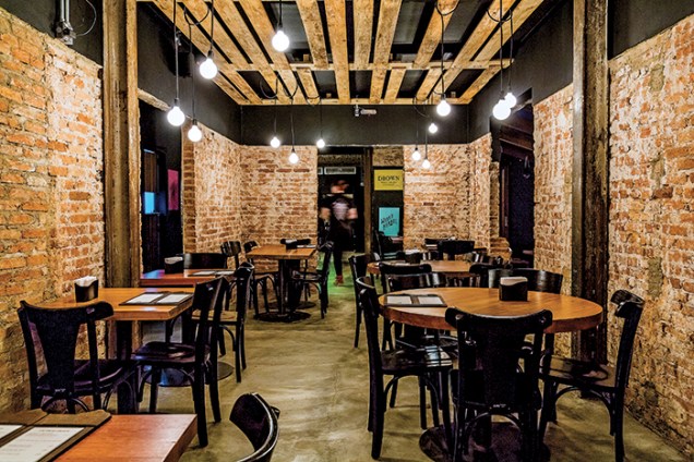 Finalizado em 2015, este bar em Ribeirão Preto, SP, o Weird Barrel Brewing, assume a arquitetura bruta e exposta característica do YTA°, representada pelos tijolos aparentes. Muita coisa foi reaproveitada, da estrutura de madeira e aço ao mobiliário.