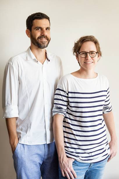 Para os arquitetos Paula Bartorelli e Fabio Dias Mendes, do BM estúdio, em São Paulo, uma construção bem resolvida funcionalmente combina de forma elegante áreas ocupadas com trechos livres. Essa visão contamina o mobiliário assinado pela dupla do BM estúdio, caso do Módulo Trinca (foto seguinte), sua principal criação. “Ele pode ser comparado a um pequeno edifício, no qual são solucionadas as questões de uso, técnica construtiva e mistura de materiais”, define Paula. Não por acaso, aço e madeira, tão caros a qualquer obra, aparecem como parceria imbatível, equilíbrio entre resistência e acolhimento.