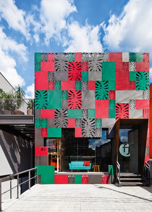 Com 6 m de altura, a fachada para a loja do designer Fernando Jaeger, em São Paulo, partiu de uma cadeira da própria marca para bolar a composição colorida de placas de ferro vazadas.