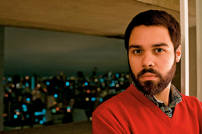 Tentar equilibrar lógicas opostas como o punk e o clássico é algo que faz parte do processo do paulistano Gabriel Valdivieso. “A linha de base é sempre simples, reta. Ela se beneficia da madeira e da neutralidade do preto, mas também tenho projetos ricos em texturas e cores, cheios de informação”, define-se Gabriel, que passou ao mobiliário como uma maneira de explorar caminhos criativos, testando texturas como as da laca, do latão e também gravações a laser. Na coleção a seguir, seus móveis sugerem o uso misto, em sintonia com os anseios contemporâneos.