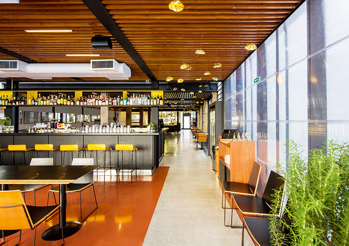O desenho de mobiliário fez parte do projeto do restaurante Tuju, em São Paulo, marcado pela transparência dos espaços e pelo emprego de estrutura de aço, painéis pré-fabricados, fachadas duplas em placas modulares de policarbonato alveolar e caixilhos metálicos.