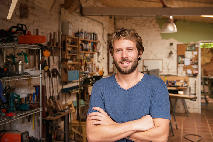 Nascido em Belém, PA, e formado em arquitetura, Lucas Neves procurava um dia a dia que unisse arte, criação, trabalho manual e intelectual. Encontrou-o no desenho de mobiliário e fundou a Arbol Design. Ferro e sobretudo madeira estruturam suas peças, todas executadas por ele mesmo no ateliê estabelecido em Jundiaí, no interior de São Paulo. “Após um curso de marcenaria, percebi que não vivo mais sem esse fazer. A madeira é viva e versátil, matéria-prima fascinante”, revela o autor de itens como o balanço Gota (próxima imagem).