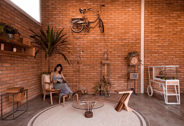 Inaugurado este ano, o Veleta Café, em Jundiaí, SP, tem projeto de Lucas Neves a partir de peças garimpadas. “Os tijolinhos, por exemplo, vieram de uma casa demolida, datada dos anos 40”, diz o arquiteto.